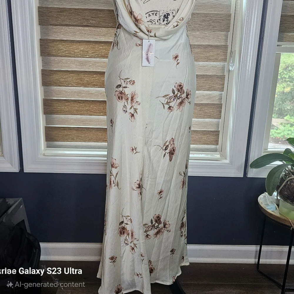 Floral Cream Maxi Dress. NWT - Picture 6 of 10